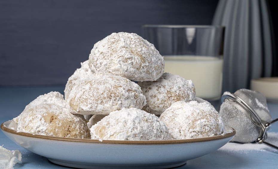 Kourabiedes: Greek Almond Cookies